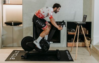 Ciclismo indoor realista en casa: cómo sentirte casi como en la carretera